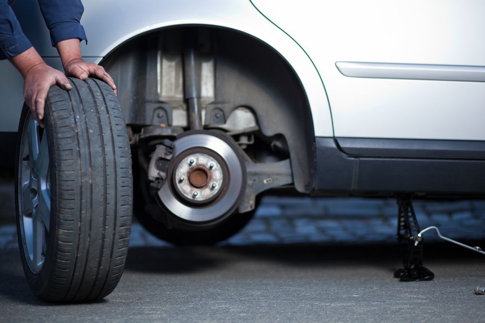 Como trocar um pneu furado no seu carro 1